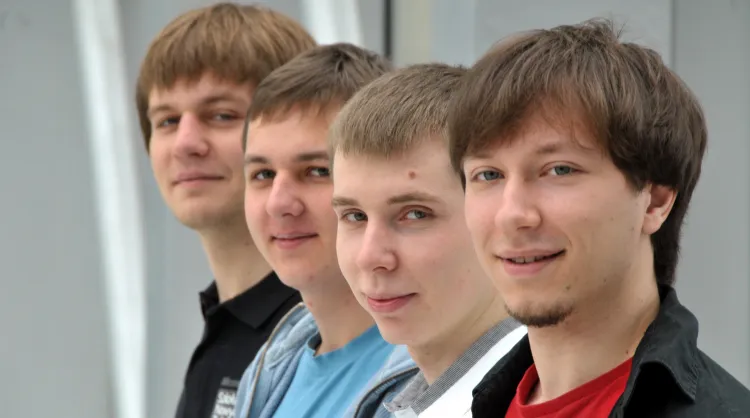 Czterech studentów z PG, od lewej: Piotr Rojek, Paweł Lipiec, Oskar Matulewicz i Mateusz Prager, stworzyli oprogramowanie pomagające w rehabilitacji dzieci z porażeniem mózgowym.
