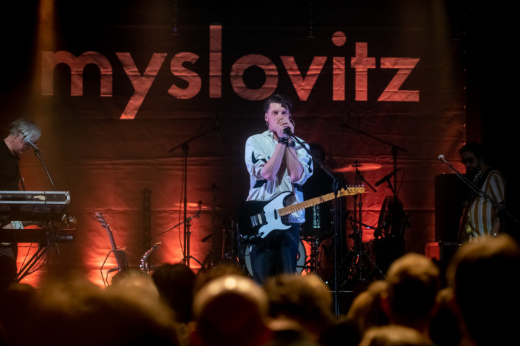 Zespół Myslovitz wystąpił w Starym Maneżu. Muzycy zagrali zarówno stare przeboje, jak i piosenki z najnowszej płyty "Wszystkie narkotyki świata".