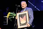 Leszek Skrla otrzymał Nagrodę Teatralną Miasta Gdańska za rolę w operze Król Roger. 