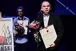 Krzysztof Babicki otrzymał nagrodę marszałka za reżyserię spektaklu "Pułapka" Tadeusza Różewicza w Teatrze Miejskim im. Witolda Gombrowicza w Gdyni.