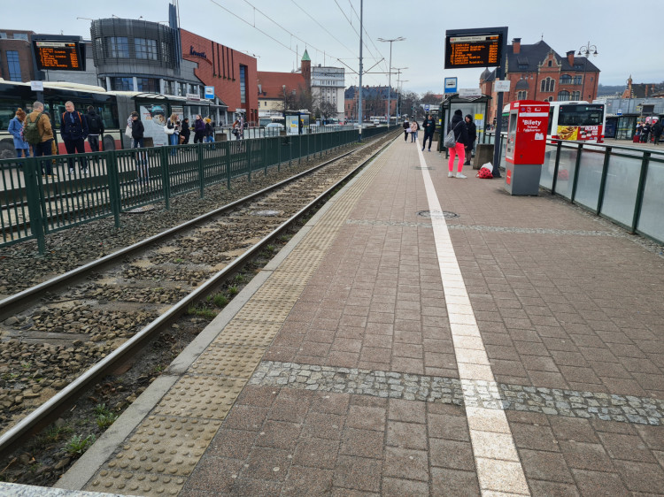 Czytelnik proponuje, by linie na najbardziej obleganych przystankach ułatwiły pasażerom wsiadanie, wysiadanie i oczekiwanie na tramwaj.