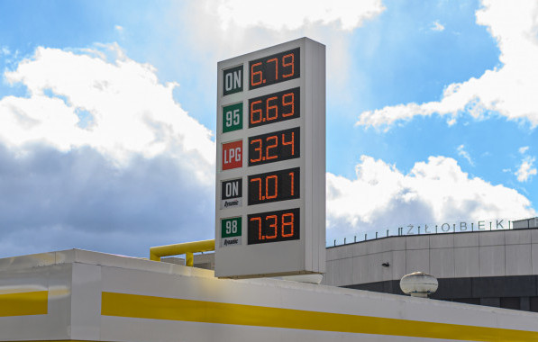 Ceny benzyny i oleju napędowego już niemal takie same. Zdjęcie wykonane 27.03.2023 r. 