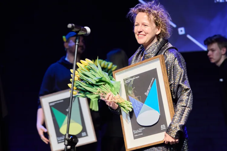 Katarzyna Szyngiera nagrodzona za reżyserię spektaklu "1989", koprodukcja Teatru im. Juliusza Słowackiego w Krakowie i Gdańskiego Teatru Szekspirowskiego.