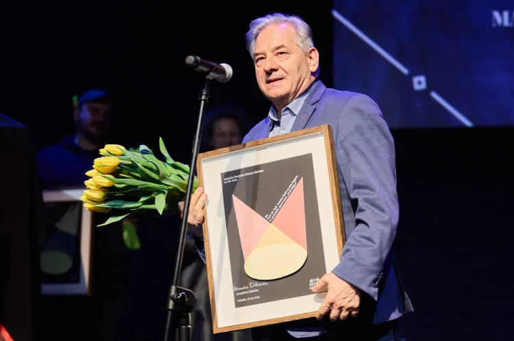 Leszek Skrla otrzymał Nagrodę Teatralną Miasta Gdańska za rolę w operze Król Roger. 