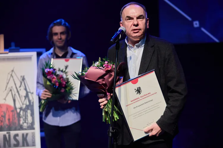 Krzysztof Babicki otrzymał nagrodę marszałka za reżyserię spektaklu "Pułapka" Tadeusza Różewicza w Teatrze Miejskim im. Witolda Gombrowicza w Gdyni.
