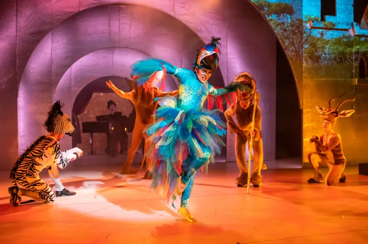 Jedną z gwiazd spektaklu "Pan Disney zaprasza" w Teatrze Muzycznym w Gdyni jest Maja Gadzińska m.in w roli Papugi z "Króla lwa".