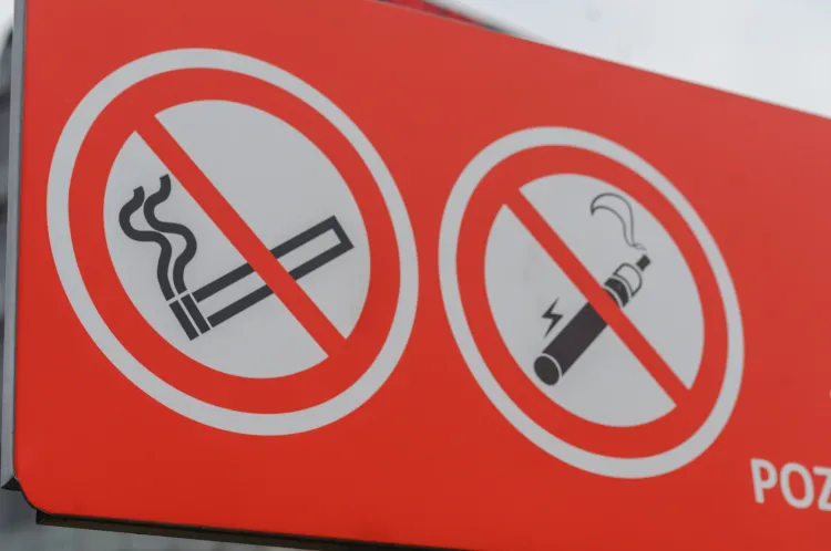 Na mocy nowych przepisów palenie e-papierosów, jak tradycyjnego tytoniu, jest zakazane w miejscach publicznych: przystankach, szkołach czy szpitalach - informują służby sanitarne.
