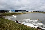 Po powierzchni zbiornika pływają aeratory - urządzenia do przewietrzania, napowietrzania i natleniania wody.