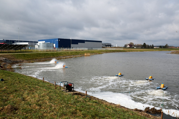 Po powierzchni zbiornika pływają aeratory - urządzenia do przewietrzania, napowietrzania i natleniania wody.