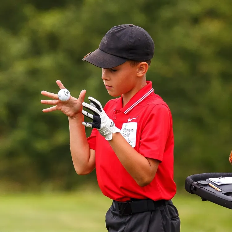 Maksym Powszuk juega al golf desde que tenía 5 años.  Actualmente tiene 13 años.