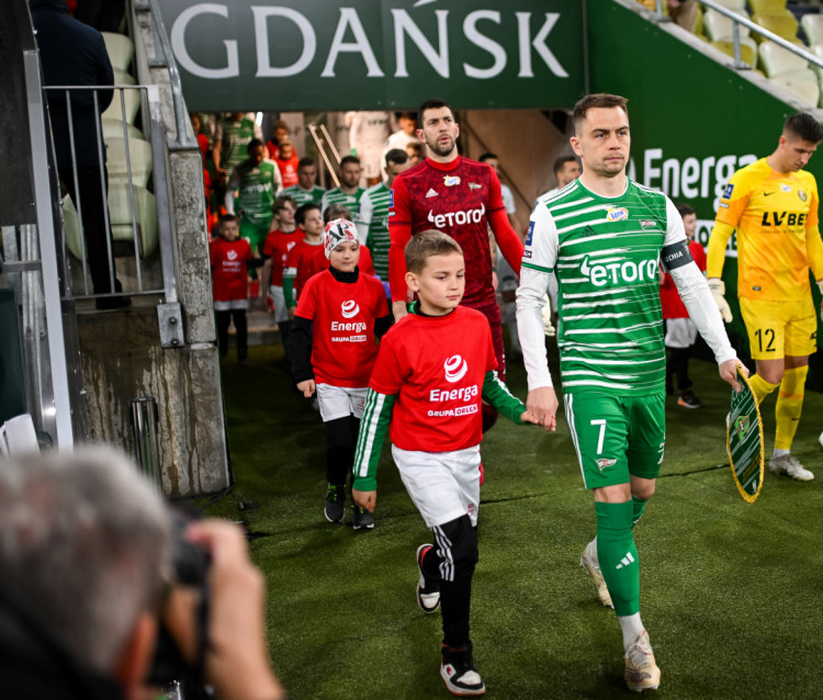 Piłkarze Lechii Gdańsk otrzymali zaległą premię za 4. miejsce, gdy w ekstraklasie walczą teraz o zupełnie inne cele niż przed rokiem. 