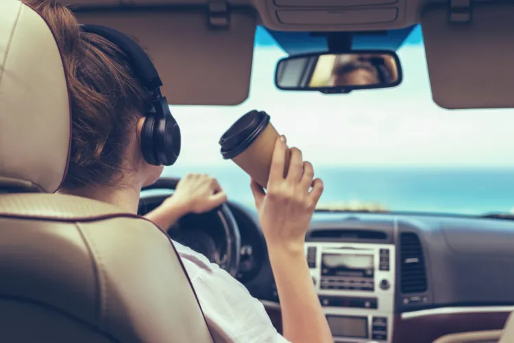 Czy można korzystać ze słuchawek podczas prowadzenia auta?