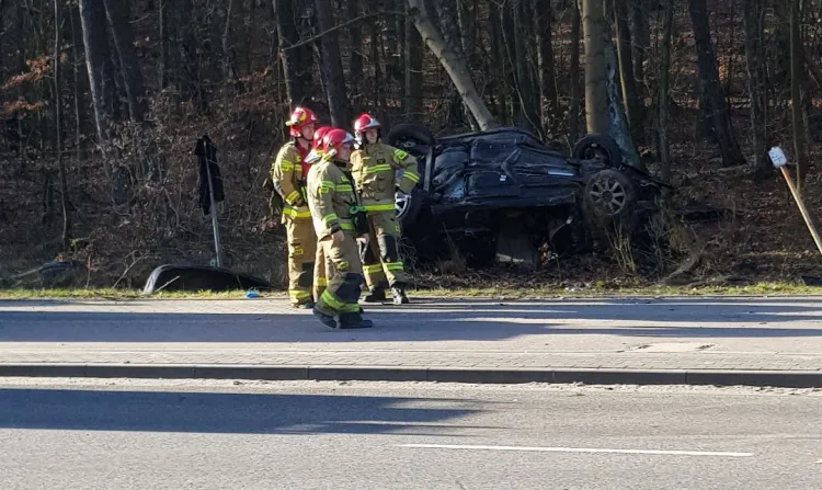 Do wypadku na ul. Chwarznieńskiej, w którym zginął 18-letni pasażer seata, doszło w poniedziałek, 10 kwietnia, po godz. 4 nad ranem.