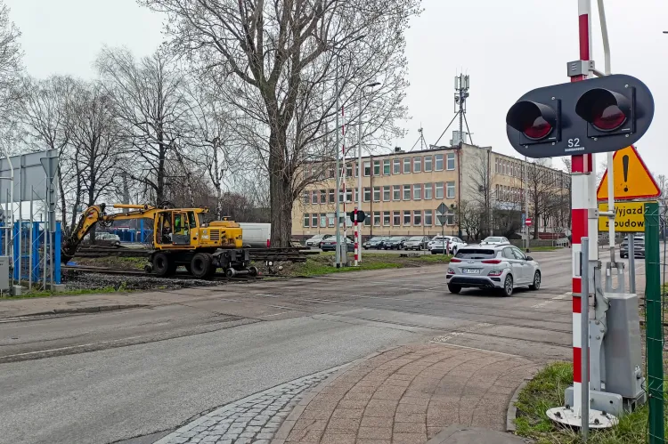 Prace na przejeździe kolejowym na ulicy Chrzanowskiego przy rondzie Karlskrona zaczęły się już przed świętami. Od wtorku będzie on zwężony.