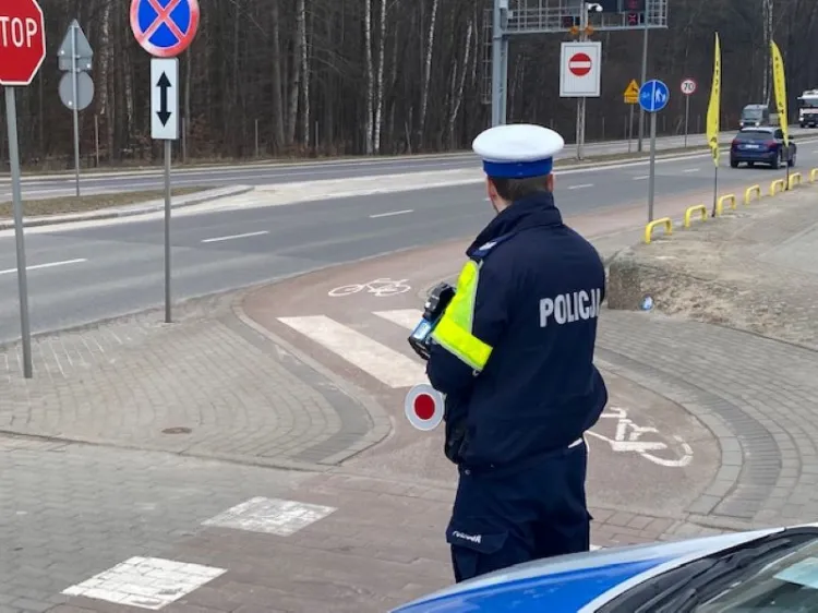Kontrola prędkości na ul. Chwarznieńskiej w Gdyni. Tylko jednego dnia, 11 kwietnia, ukarano tu mandatami 17 kierowców.