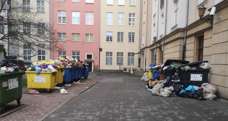 Tak wygląda punkt gromadzenia odpadów na tyłach ulicy Ogarnej i Powroźniczej.