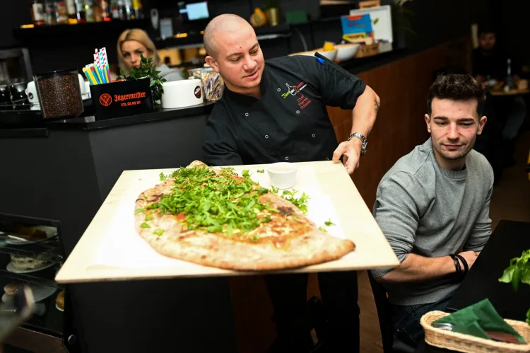 Na zdjęciu: 4-kilogramowa pizza calzone, którą uczestnik wyzwania zjadł w 39 minut. Restauracja Tam Gdzie Zawsze w Gdańsku.
