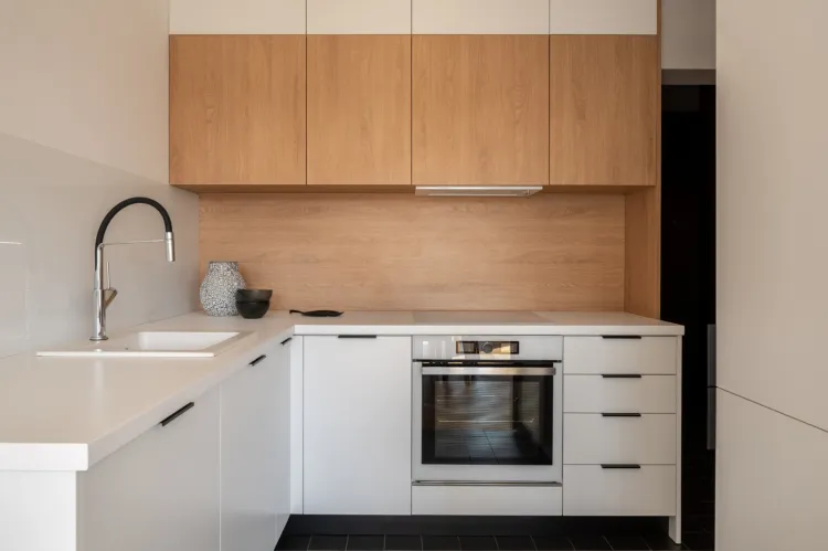 Przy urządzaniu małej kuchni trzeba dokładnie przemyśleć rozmieszczenie sprzętów i przestrzeni do przechowywania. 