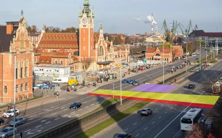 Wizualizacja przejścia naziemnego. Żółty kolor oznacza przejście dla pieszych, czerwony ścieżkę dla rowerzystów. Na fioletowo zaznaczono miejsce, gdzie rozbudowane zostaną istniejące przystanki tramwajowe
