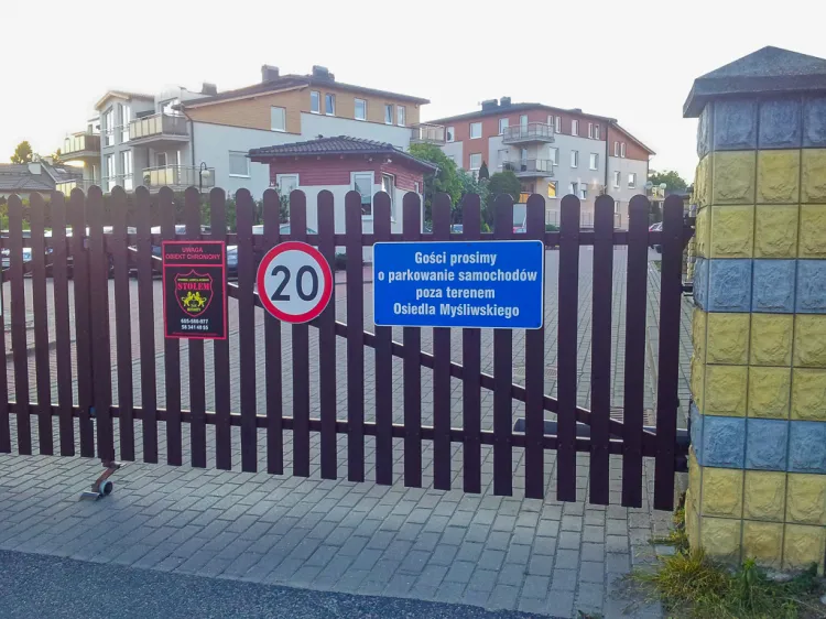 Przepisy prawa nie nakazują urządzenia miejsc postojowych dla gości.