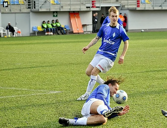 Mimo ofiarnej gry, jak na zdjęciu Marcina Martyniuka, piłkarze Bałtyku nadal nie potrafią wiosną wygrać meczu, a bez tego nie będzie utrzymania II ligi.