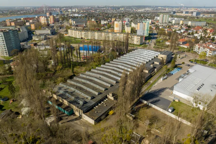 Charakterystyczna hala Pasanilu na Stogach, gdzie od 100 lat produkowane są wyroby tekstylne, zostanie w przyszłym roku rozebrana. 