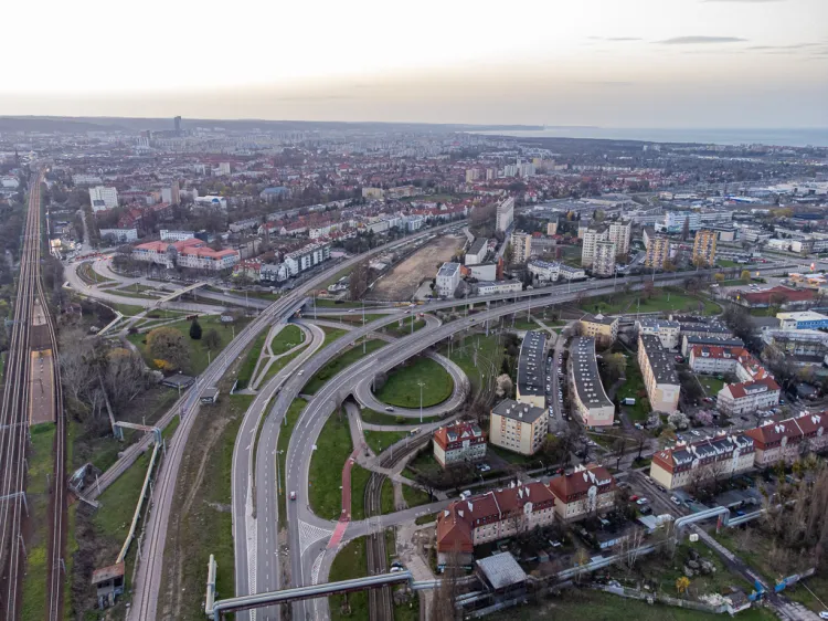 Węzeł Kliniczna zajmuje ogromny obszar w Centralnym Paśmie Usługowym Gdańska, tuż obok przystanku SKM Gdańsk Politechnika. W przyszłym roku powstanie wizja zmiany tego terenu.