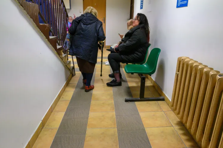 - Weszłam do zatęchłej piwnicy, a w niej pełno osób niepełnosprawnych czekających w kolejce. Brakuje już nawet miejsc do siedzenia - tak Pani Zofia opisuje MZON w Gdańsku. 