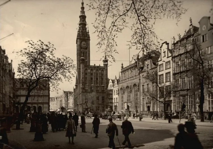Polski dziennikarz piszący w 1933 r. o asfaltowaniu nawierzchni w centrum Gdańska, użył określania Długi Rynek, na miejsce, które znamy dziś jako Długi Targ. Tak wówczas tłuamczono niemiecką nazwę Langer Markt.
