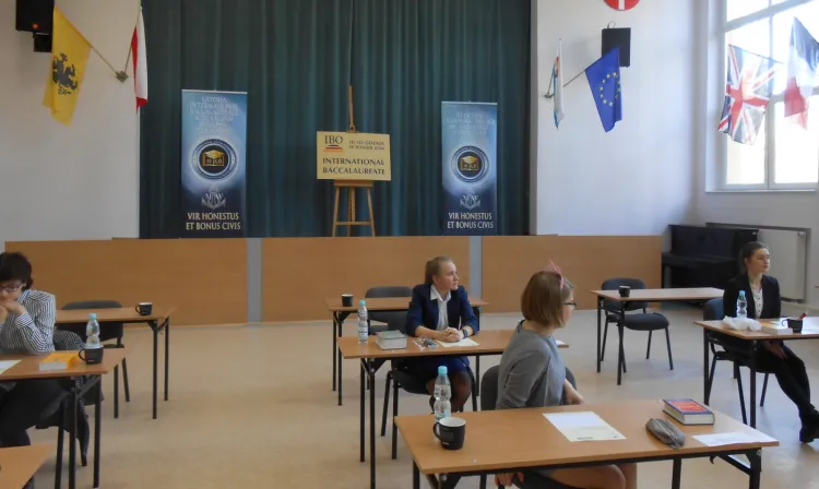 W III Liceum Ogólnokształcącym im. Marynarki Wojennej w Gdyni od 28 lat przeprowadzane są dwa rodzaje egzaminów dojrzałości.
