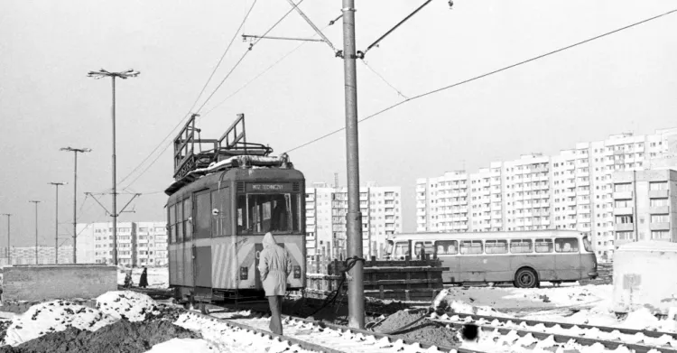 Budowa torowiska tramwajowego na Zaspie. Trasę uruchomiono w 1977 r.