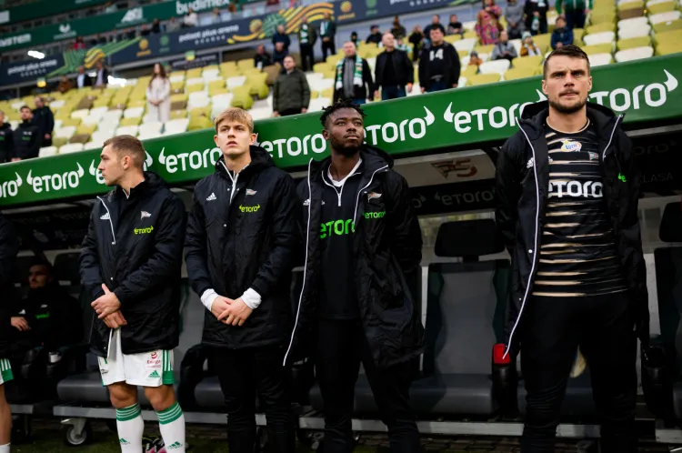 Michał Buchalik (pierwszy z prawej) ocenia, że sytuacja jest tragiczna. Lechia Gdańsk w kończącym się sezonie wolała jednak zmieniać w gabinetach i na ławkach niż dokonać solidnych transferów.