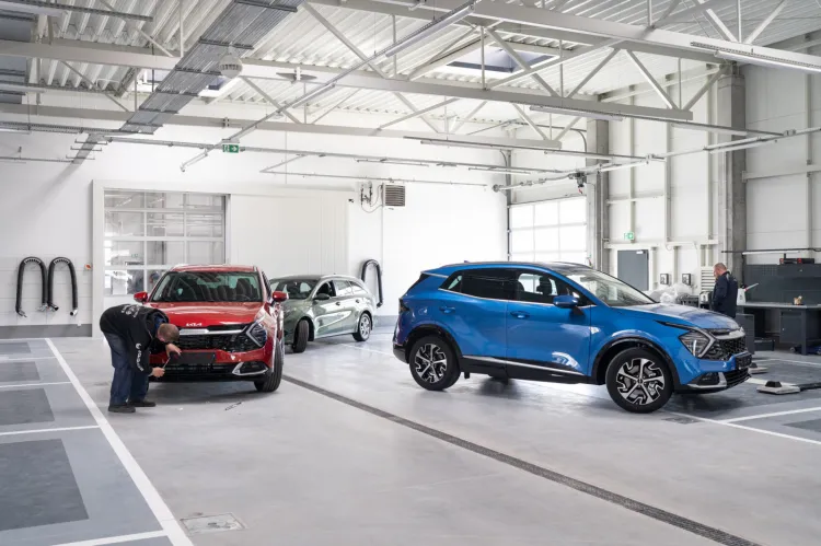 Nowy serwis Kii został uruchomiony w budynku, w którym sprzedawane i serwisowane są auta marki Peugeot. 