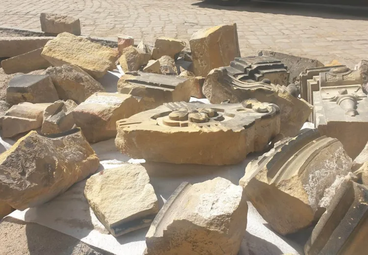 Fragmenty kamieniarskie dawnych budynków odkryte w czasie prac przy ul. Ogarnej