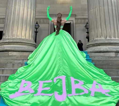 Kreacja Blanki z napisem "Bejba"