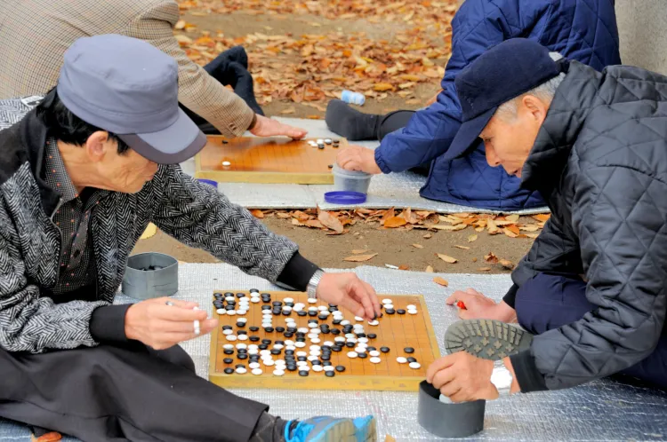 Mająca tysiące lat historii gra go, jest wciąż popularna nie tylko w Azji, ale i na świecie. Na zdjęciu mężczyźni grający w go na ulicach Seulu. 