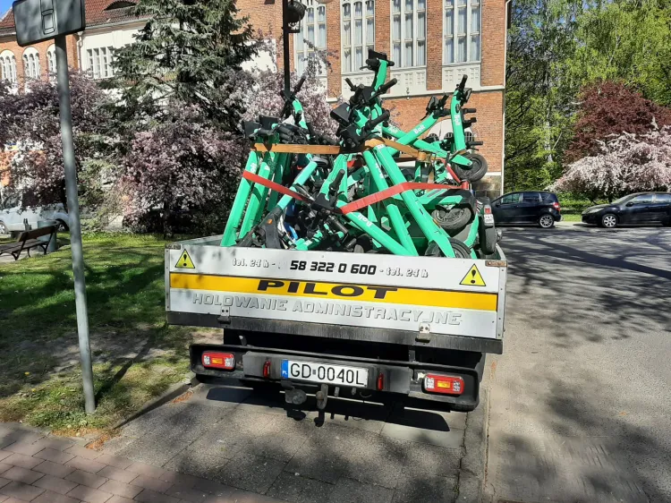 Tylko tej wiosny z sopockich ulic zniknęło ponad 50 niewłaściwie zaparkowanych hulajnóg. Ponad 30 z nich - tylko jednego dnia - w środę, 10 maja.