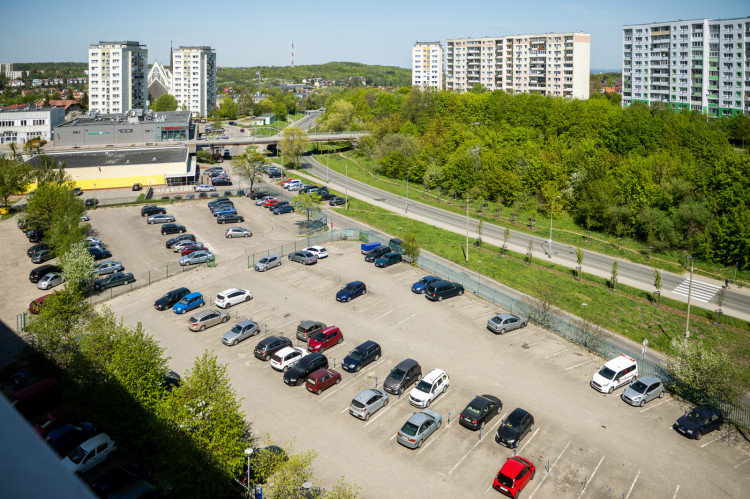 Losy parkingów pomiędzy Otwartą i Paderewskiego ważą się od lat. Spółdzielcy obawiają się, że ewentualna inwestycja w tym miejscu będzie niezwykle kosztowna. 