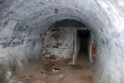 Cylindryczna komora schronowa. Z boku widoczne mocowania po pryczach. 