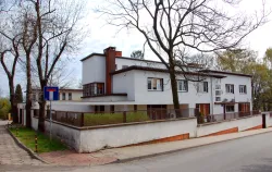 Niegdyś willa gości hrabiny Łosiowej, dziś Wojskowy Sąd Garnizonowy. Ulica Korzeniowskiego 7 w Gdyni.  