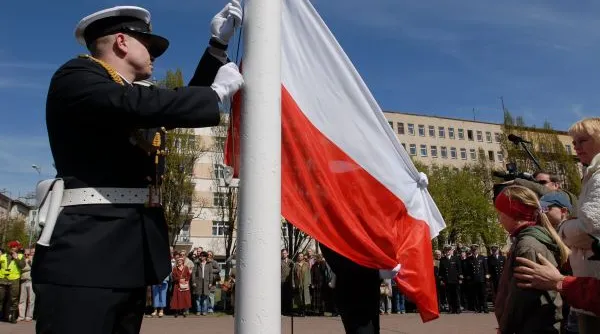 W samo południe, przy Płycie Marynarza Polskiego w Gdyni, odbędzie się uroczyste wciągnięcie flagi na maszt.