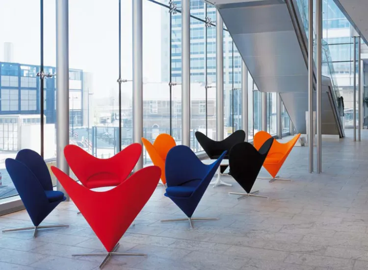 Heart cone chair autorstwa Vernera Pantona.