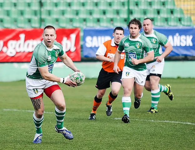 Spotkanie w Warszawie biało-zieloni potraktowali jako trening przed zbliżającymi się play-offami. Na zdjęciu przy piłce Rafał Janeczko.