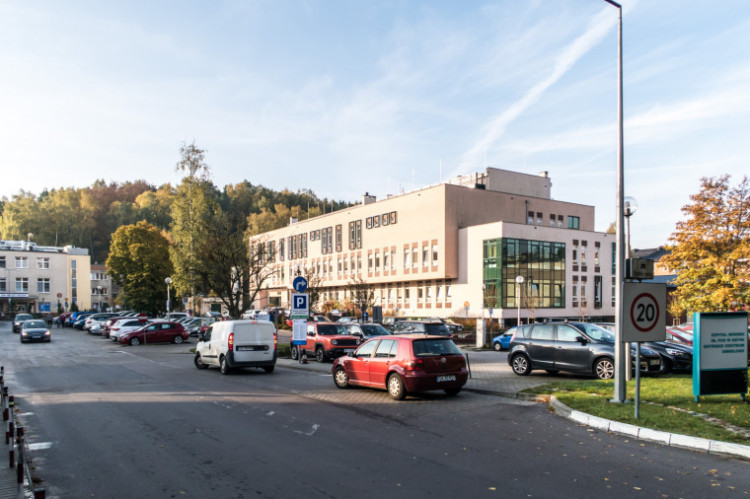 Gdyński parking szpitalny może pomieścić 238 samochodów.