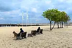 Nowe ławki stanęły na plaży w Sopocie. Przed wakacjami pojawią się 42 takie siedziska.