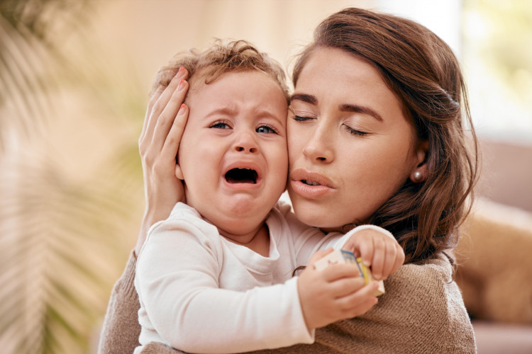 "Mamoza" to fizjologiczna reakcja dziecka, często jednak potrafi bardzo zmęczyć rodziców.