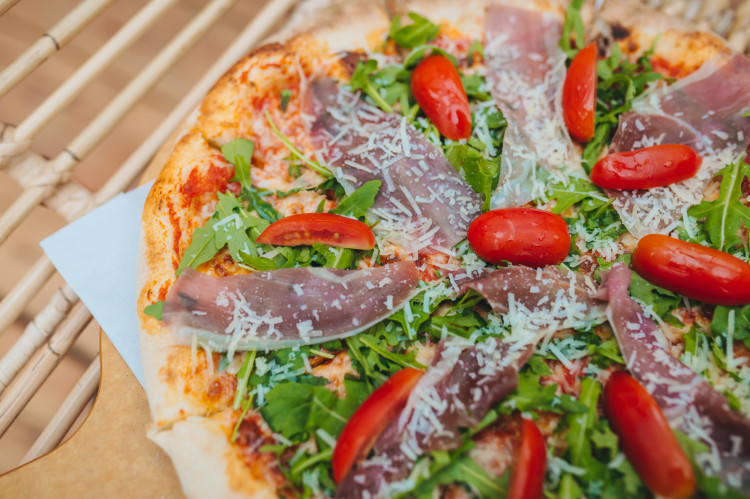I pizza może być zdrowym i pełnowartościowym posiłkiem. Zależy, co na niej położymy. Im więcej warzyw, tym lepiej.