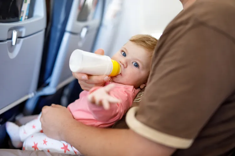 Podróż samolotem z dzieckiem może przebiec bezproblemowo, ale może też okazać się dużym wyzwaniem. Dlatego warto się do niej odpowiednio przygotować. 