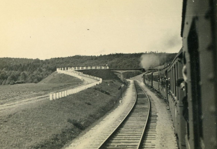 Większa liczba pociągów na trasie Warszawa - Gdańsk zachęcała do przyjazdu koleją nad morze. 
