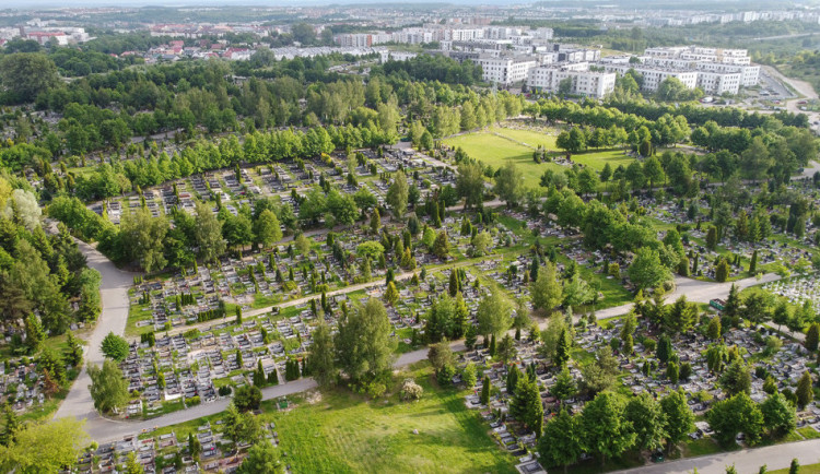 Cmentarz Łostowicki to największa nekropolia w Gdańsku. Ostatnia rozbudowa zwiększyła miejsca pochówków o 8 nowych kwater, co dało 2186 nowych miejsc grzebalnych. 